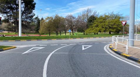 Plaza de los Fueros Cruce en el que se paró el conductor tras sufrir la crisis epiléptica.