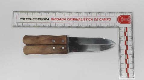 Navaja Los dos cuchillos unidos que portaba el arrestado en el momento de su detención y con los que amenazaba a los agentes.