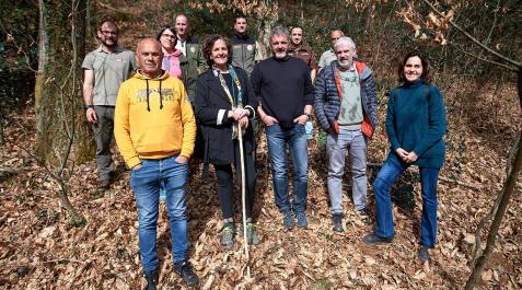BAZTAN La consejera de Desarrollo Rural y Medio Ambiente, Itziar Gómez, ha visitado la plantación de castaño de Aritzakun