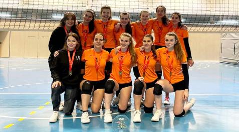 Escolapios Plantilla del equipo de Escolapios de Voley. En la fila de atrás de izquierda a derecha Naroa Algaba (entrenadora), Izarbe Ramos, Uxue Larumbe, Leyre Equisoain, Ainhoa Abadía, Anne Murugarren y Carlota Coronado. Abajo de izda a derecha Maitane Algaba, Sara Manrique, Anne Zandio, Alba Pérez, Alba Zandio.