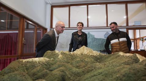 chivite-ezcaroz La presidenta de Navarra, María Chivite, junto al consejero de Cohesión Territorial, Bernardo Ciriza, y el alcalde de Ezcároz, Pablo Miqueleiz