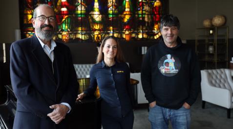 hopeandprogress De izda a dcha: el cirujano pediátrico Carlos Bardají (director de la ONG 'Hope & Progress'), Lorea Esparza (departamento de eventos del Hotel Tres Reyes) y Txema Gracia (coordinador de la gala).