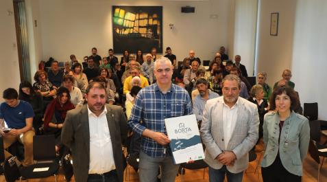Desde la izda., Unai Hualde, presidente del Parlamento; Eneko Eguiguren, presidente de la Junta de Roncal; José Mª Agramonte, presidente de la Comunidad de Bardenas Reales; y Beatriz Gallego, antropóloga de Labrit Multimedia. Tras ellos, numerosos roncale Desde la izda., Unai Hualde, presidente del Parlamento; Eneko Eguiguren, presidente de la Junta de Roncal; José Mª Agramonte, presidente de la Comunidad de Bardenas Reales; y Beatriz Gallego, antropóloga de Labrit Multimedia. Tras ellos, numerosos roncaleses participantes en el proyecto 'Borta'