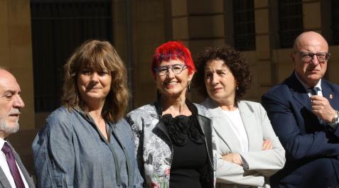 A_ EDUARDO BUXENSF (37097104) Ana Ollo (2ª por la izquierda), junto a otros consejeros en el balance de legislatura que hizo el Ejecutivo el día 13 de marzo. De izquierda a derecha: Juan Cruz Cigudosa, Ollo, Santos Induráin, Carmen Maeztu y Carlos Gimeno