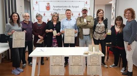 Desde la izda., Vanesa Ramos, bibliotecaria de Ayegui; los poetas Koldo Pla, Lucía Otero y Carmen Puerta, el alcalde de Ayegui, Leo Camaces; los poetas Juan Andrés Pastor, Inma Biurrun y Estrella Elarre y la animadora sociocultural de Ayegui, Esther Garcí Ayegui