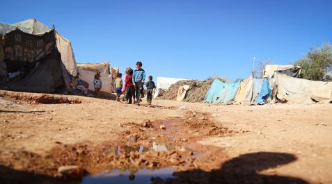 Niños en un campo de refugiados Niños en un campo de refugiados de Siria, donde se produjo uno de los últimos brotes de cólera en septiembre de 2022.