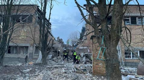 ataque-drones-rusos Bomberos y policías trabajan entre los escombros de un edificio tras un ataque con drones rusos, en la ciudad de Rzhyshchiv, en la región de Kiev