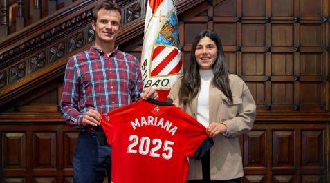 MARIANA_cerro-athletic La centrocampista navarra Mariana Cerro posa junto al presidente del Athletic, Jon Uriarte, con una camiseta con el año hasta el que se prolonga su contrato