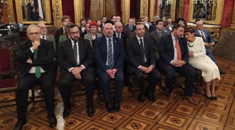 Ceremonia de traspaso de las competencias de Tráfico Enrique Maya, Javier Remírez, José Luis Arasti, Alfredo González, Unai Hualde y María Chivite