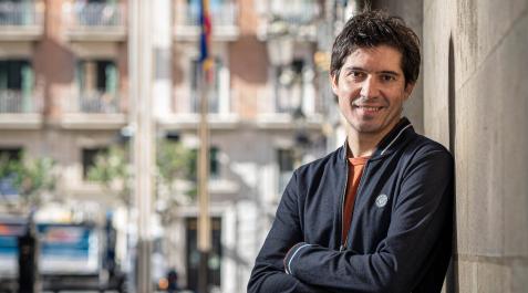 Paco Cerdà Quien lee esta crónica literaria de Cerdà se siente omnipresente, desplazándose al detalle de las historias por toda España