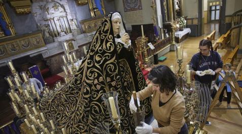 Dolorosa Vestido y colocación de andas a la imagen de la Dolorosa, este miércoles, en la iglesia de San Lorenzo de Pamplona.