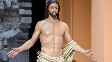 Imagen del Cristo Resucitado, obra del escultor Rafael Martín, en la muestra de arte sacro en el Ayuntamiento de Sevilla Imagen del Cristo Resucitado, obra del escultor Rafael Martín, en la muestra de arte sacro en el Ayuntamiento de Sevilla