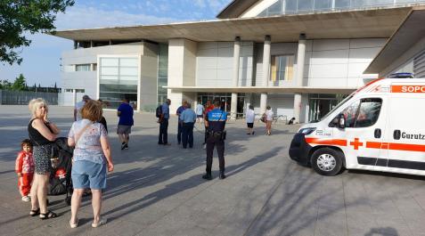 Un agente en el exterior de la ciudad deportiva que albergó a los desplazados por los incendios Un agente en el exterior de la ciudad deportiva que albergó a los desplazados por los incendios