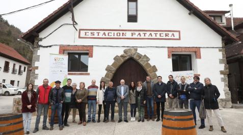 El vicepresidente Aierdi y el alcalde, Mikel Aoiz, la arquitecta y constructores de la actuación, además de emprendedores de Salazar, junto al espacio ubicado en la antigua Patatera Ochagavía