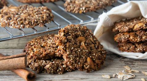 galletas-quinoa El consumo de galletas en las que se han sustituido parcialmente azúcares libres, harina y grasas por harina integral de quinoa con fibra de chía se invierte la tendencia a ganar peso y se aumenta el metabolismo