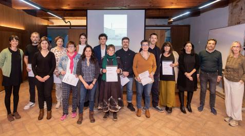 COAVN-premios-fotografia Los premiados y finalistas con los miembros del Jurado. De izda a dcha. Milena Villalba (jurado), Jorge Almeida Vela (finalista), Ana Almirantearena Larrañeta (finalista), representante de Antonio Lana Salinas (accésit), Natalia Aramendía García (finalista), María Goñi Vidal (finalista), Rakel Cabrerizo Erlanz (finalista), José Alejandro Molina Díaz (accésit), Ana Blanco Ansorena (accésit), Guillermonte Agramonte Araiz (primer premio), Marta Contín Zapatero (segundo premio), Mikel Muruzabal (jurado), Blanca López Larramedi (finalista) y el resto de los miembros del jurado: María Azkarate Lete, Oscar Pérez Silanes y Maite Sánchez Inchausti