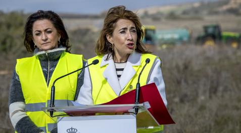 Raquel Sánchez La ministra de Transportes, Movilidad y Agenda Urbana, Raquel Sánchez (d), realiza declaraciones a los medios durante su visita a los trabajos del nuevo enlace de la AP-68 de Lodosa