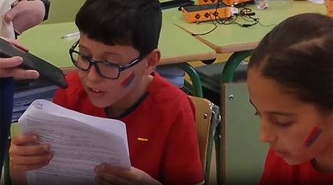 Alumnos del Centro Escolar Príncipe Felipe, de Ceuta, exponiendo su trabajo sobre Osasuna Osasuna