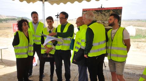 Representantes institucionales y municipales atienden las explicaciones de las obras Representantes institucionales y municipales atienden las explicaciones de las obras