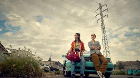 (37111258) Desi, interpretada por Carolina Yuste, y Cata (Camila Sodi) en una imagen de la serie Sin huellas