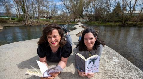 Tefi de Paz, Iruña Iriarte La actriz Tefi de Paz (izq.) y la editora Iruña Iriarte, posando con el libro en las Pasarelas del Arga, bautizadas en 2021 como ‘Pasarelas de Mademoiselle Agustini’