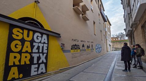Entrada al edificio del gaztetxe desde la calle La Imprenta en el Hospital viejo, en el casco antiguo Entrada al edificio del gaztetxe desde la calle La Imprenta en el Hospital viejo, en el casco antiguo
