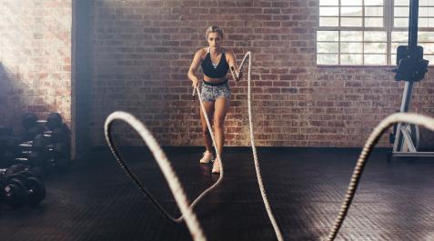 EJERCICIO-DEPORTE Una mujer realizando un ejercicio de fuerza