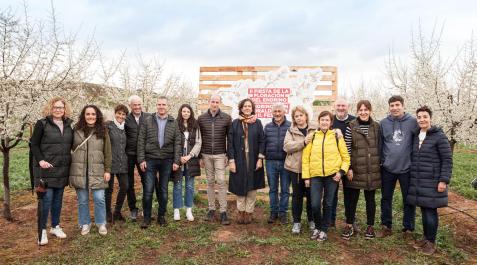 Reyno Gourmet Fiesta De La Floracion Del Endrino La consejera de Desarrollo Rural y Medio Ambiente del Gobierno de Navarra, Itziar Gómez, junto con Adrián Subía, presidente de la IG Pacharán Navarro, con el resto de autoridades y las personas homenajeadas