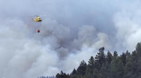 incendio Castellón Un helicóptero sobrevuela la columna de humo del incendio forestal declarado este jueves en el término municipal de Villanueva de Viver, en la zona limítrofe de las provincias de Castellón y Teruel
