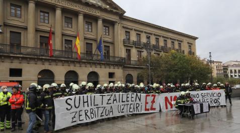 Concentración de bomberos en demanda de mejoras en su servicio el pasado mes de noviembre.