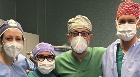 Los cirujanos que participaron en la operación Imagen del equipo formado por los oculistas Enrica Sarnicola (i-d), Enza Suozzo, Vincenzo Sarnicola y Michele Reibaldi