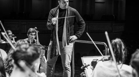 Borja Quintas, en uno de los ensayos con la Orquesta Sinfónica Universidad de Navarra, dirigirá la producción Carmina Burana con mas de 270 jóvenes en el escenario del MUN Borja Quintas, en uno de los ensayos con la Orquesta Sinfónica Universidad de Navarra, dirigirá la producción