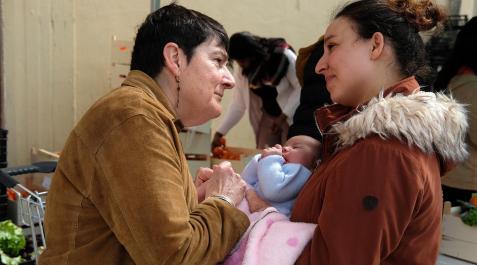 Tere González (coordinadora de Apoyo Mutuo) atiende a Asmaa y a su bebé Rima durante el reparto de alimentos del jueves. Madre e hija viven en una habitación Tere González (coordinadora de Apoyo Mutuo) atiende a Asmaa y a su bebé Rima durante el reparto de alimentos del jueves. Madre e hija viven en una habitación