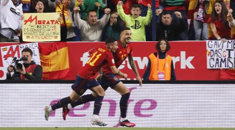 Yeremy Pino felicita a Joselu Mato tras anotar uno de sus goles en el encuentro contra Noruega.