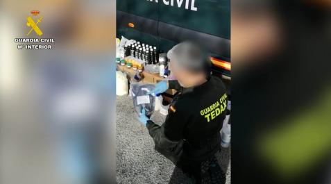 Taller clandestino de fabricación de explosivos en Barcelona Un agente de los TEDAX, junto a parte del material intervenido