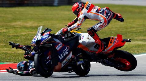 MMarquez Momento en el que Marc Márquez se lleva por delante a Oliveira en el GPO de Portugal.