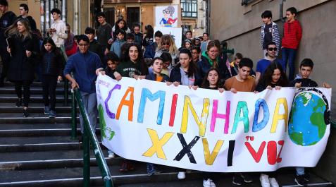 Alumnos del colegio Calasanz-Escolapios llegando a la plaza de los Burgos Alumnos del colegio Calasanz-Escolapios llegando a la plaza de los Burgos