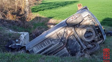 Oloriz Estado en el que quedó el automóvil tras sufrir la salida de vía en la A-15 en Olóriz.