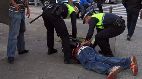 En una imagen de archivo, agentes de la Policía Municipal de Pamplona detienen a un hombre por un intento de apuñalamiento En una imagen de archivo, agentes de la Policía Municipal de Pamplona detienen a un hombre por un intento de apuñalamiento