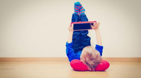 tablet niño Estas familias rechazan que los niños pasen mucho tiempo “sin sentido” delante de las pantallas, pero no el uso creativo y productivo de estas herramientas