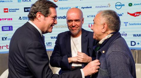 garamendi-sordo-alvarez El presidente de la CEOE, Antonio Garamendi conversa con los líderes de los sindicatos UGT, Pepe Álvarez (d) y CCOO, Unai Sordo