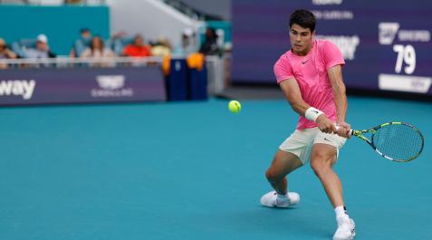 alcaraz-miami Carlos Alcaraz venció este domingo al serbio Dusan Lajovic y se enfrentará con Tommy Paul en octavos de final del Torneo de Miami
