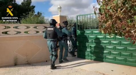 Guardias civiles, en una operación antidroga en Alicante Entrada de la Guardia Civil en un chalé de la partida de El Moralet de Alicante dentro de una operación antidroga