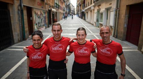 La Media SF Inma Sainz, Mikel Giacchi, Aileen Ripa y Patxi Puña, posando en la calle Estafeta