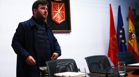 Álex López, nuevo presidente del Consejo de la Juventud, a su llegada al Parlamento.