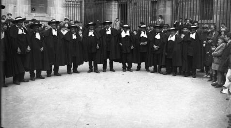 Los apóstoles del Lavatorio de Jueves Santo en el atrio de la catedral, en 1927. Foto José Galle en la Fototeca del Archivo General de Navarra Los apóstoles del Lavatorio de Jueves Santo en el atrio de la catedral, en 1927.