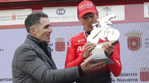 Miguel Induráin da el trofeo de ganador a Barguil en la edición del año pasado.