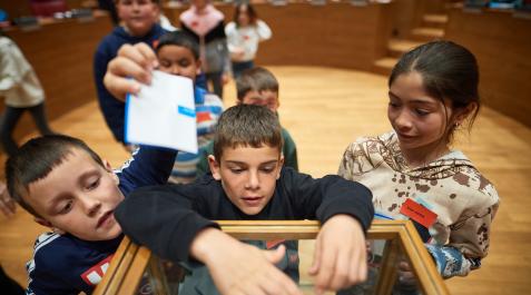 aldeas infantiles Escolares del colegio Río Arga introducen sus papeletas para elegir sus compromisos prioritarios