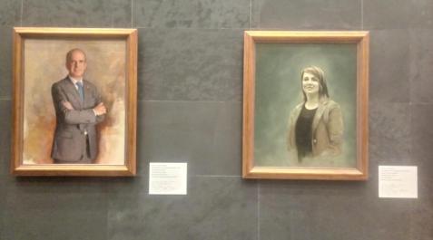 CUADROS Los retratos de los expresidentes del Parlamento Alberto Catalán (UPN) y Ainhoa Aznárez (Podemos) ya están colgados en la Galería de Presidentes del Legislativo.