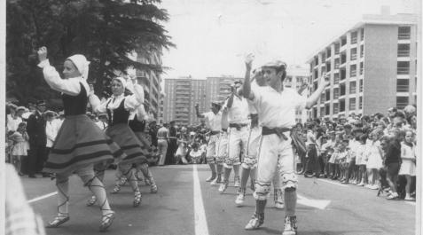 Dantzaris del Ayuntamiento, en 1973. Dantzaris del Ayuntamiento, en 1973.